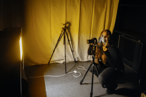 Emma Lundin Intervjubild Ljusdesign 1075×704 px Kvinna framför kamera i en studio för ljusdesigners